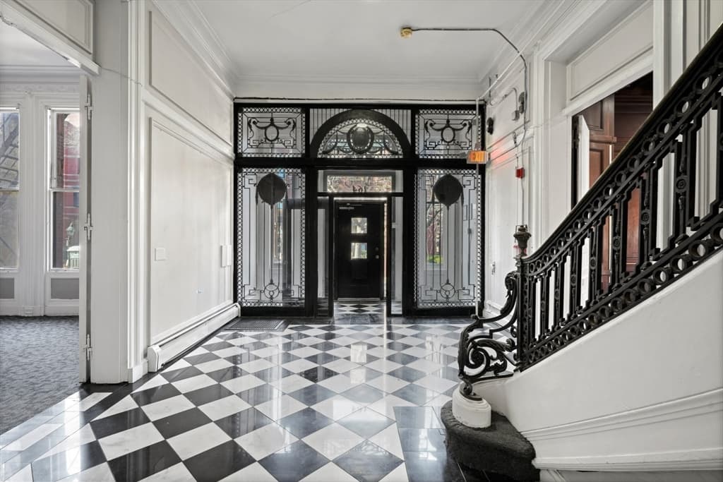 164 Marlborough St photo 3