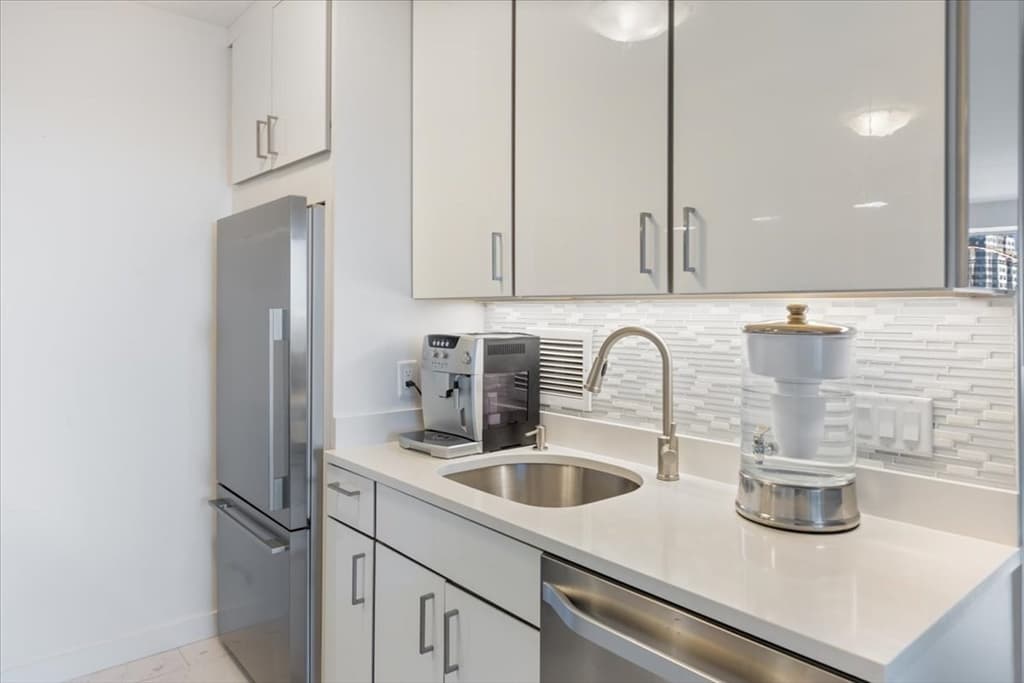 85 East India Row #26G photo 5