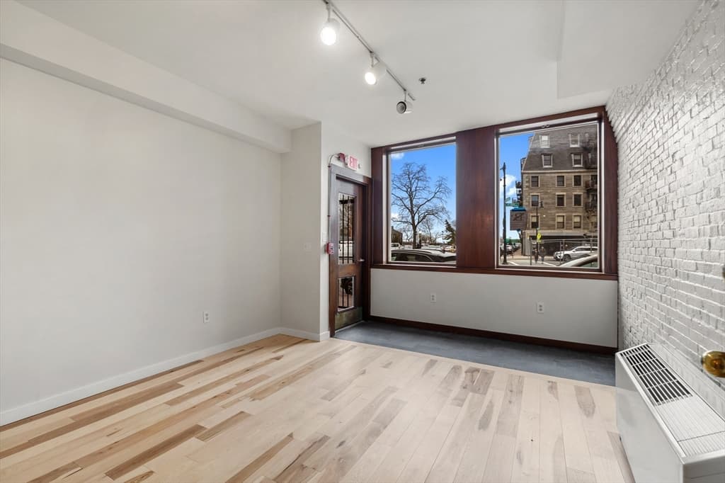 232 Commercial St #A photo 3