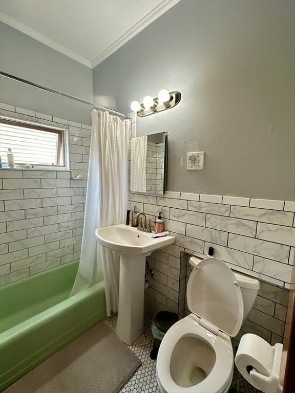 241 Highland Ave photo 3