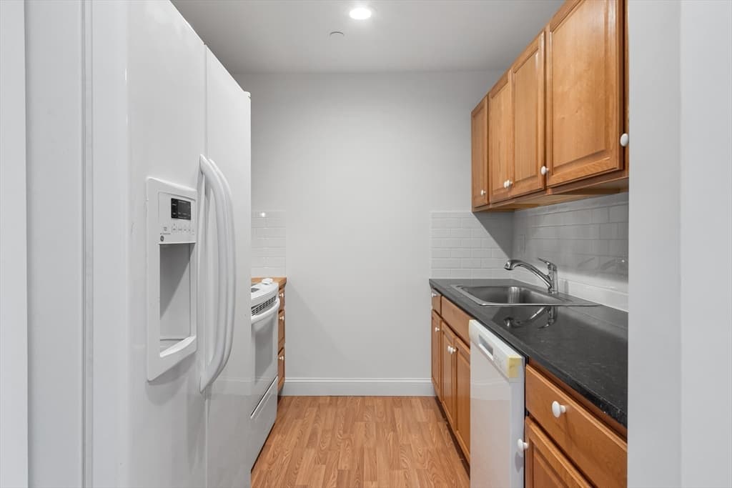 65 Chelsea St #204 photo 4