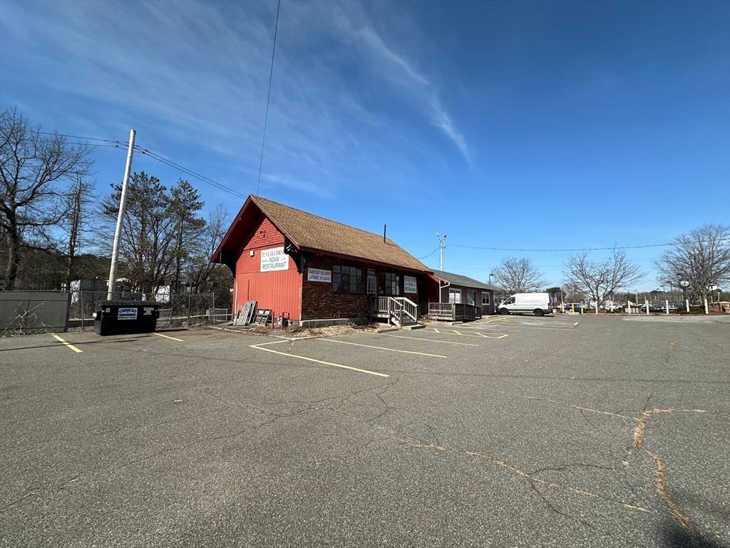 433 Main St photo 2