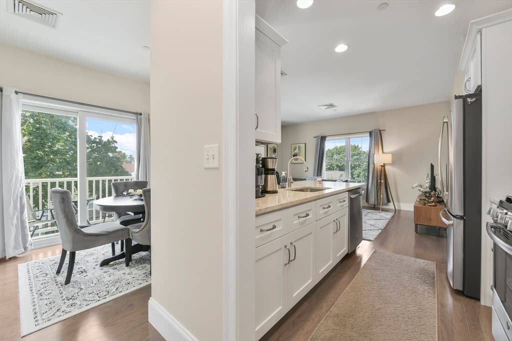 443 Essex St #204 photo 3