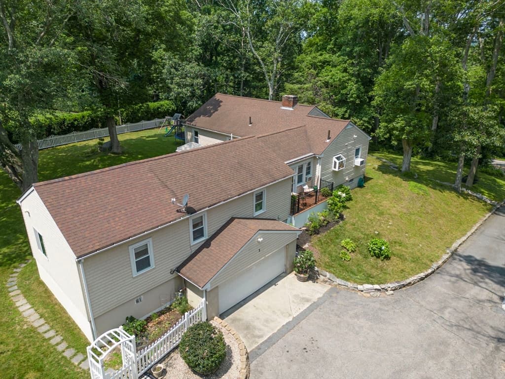 2 Whiteweed Dr
