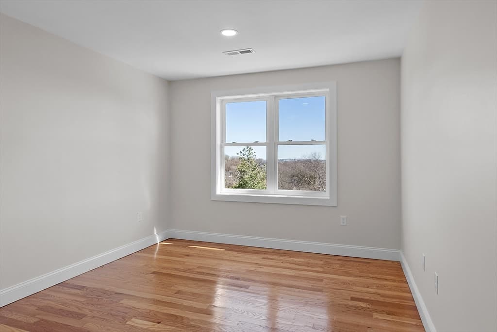 11-13 Glen Terrace photo 4