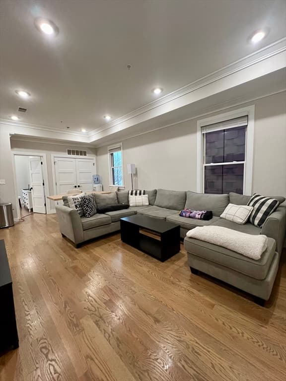 464 Sumner Street photo 4