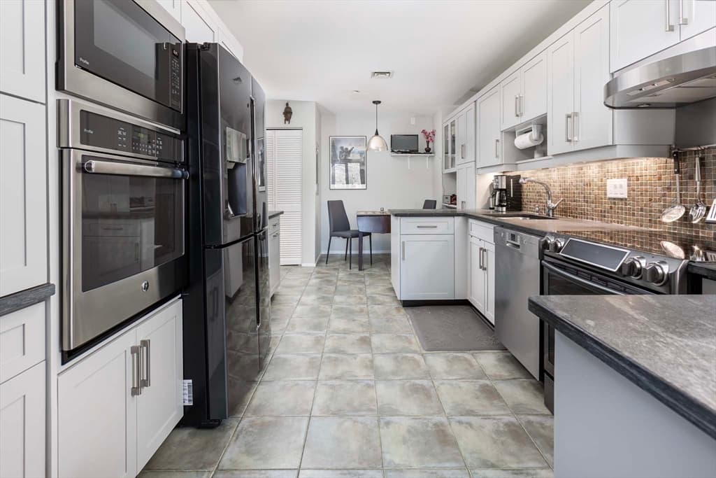 241 Perkins St #C305 photo 5