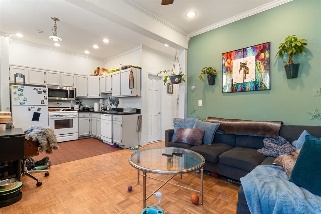 105 W 4th St #3B