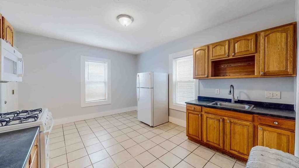 112 Pleasant St #2 photo 4