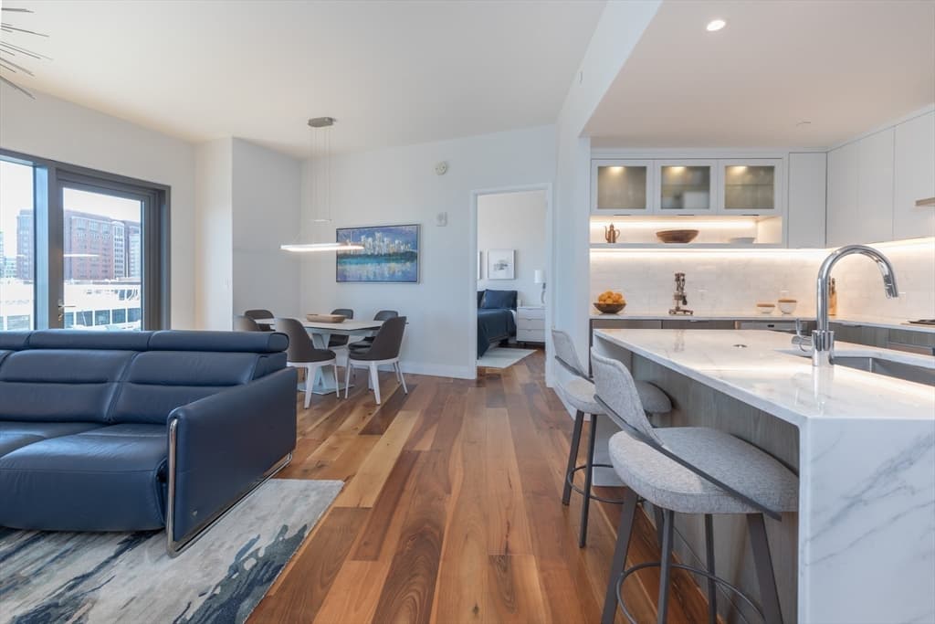 300 Pier 4 Blvd #7J photo 3