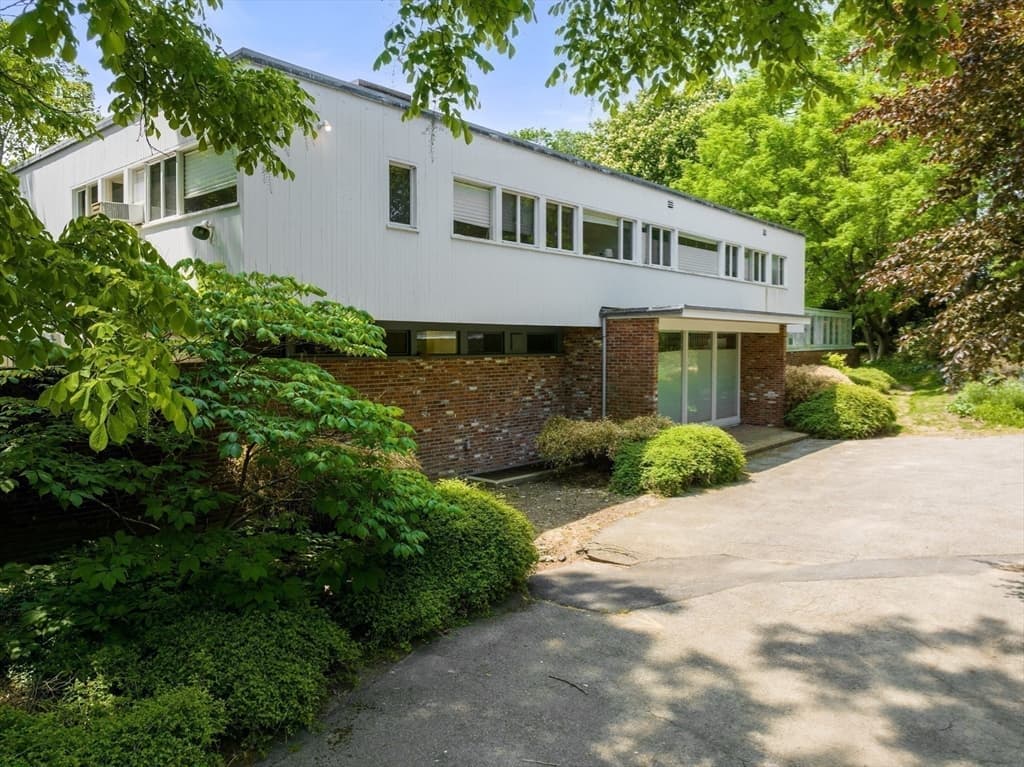 24 Essex Rd photo 3