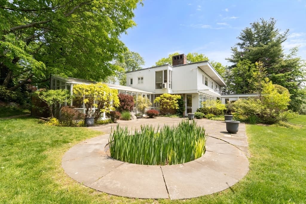 24 Essex Rd