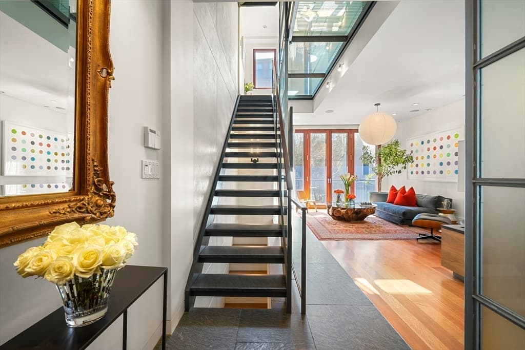 40 Hanson St photo 3