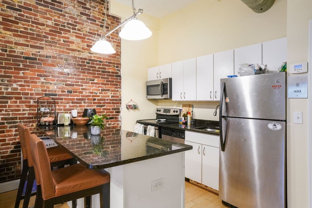 37 Temple Pl #203