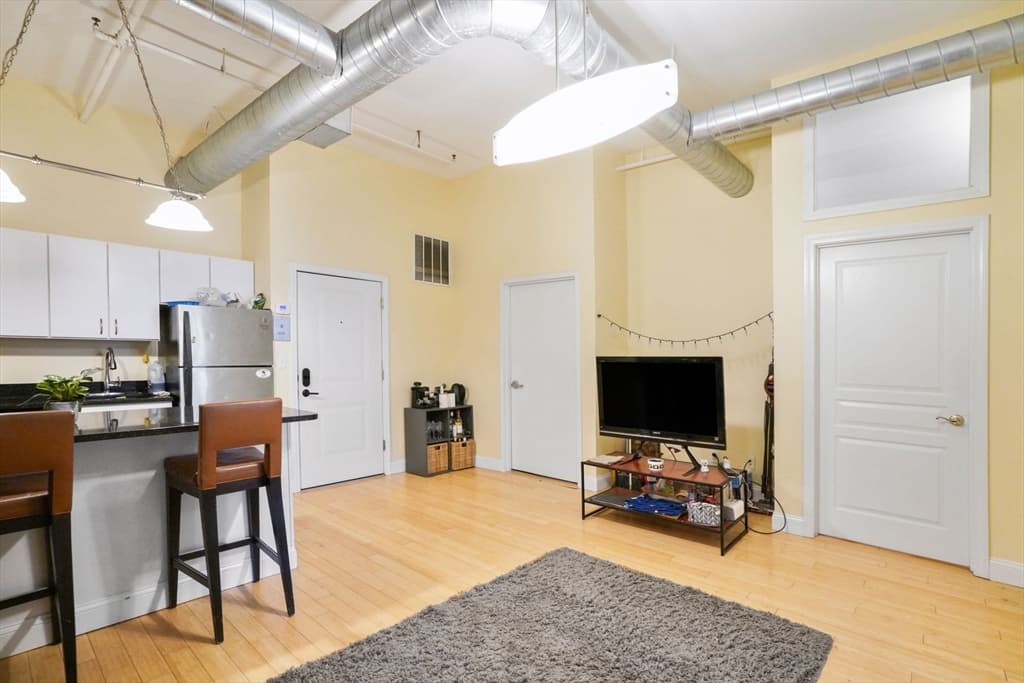 37 Temple Pl #203 photo 4