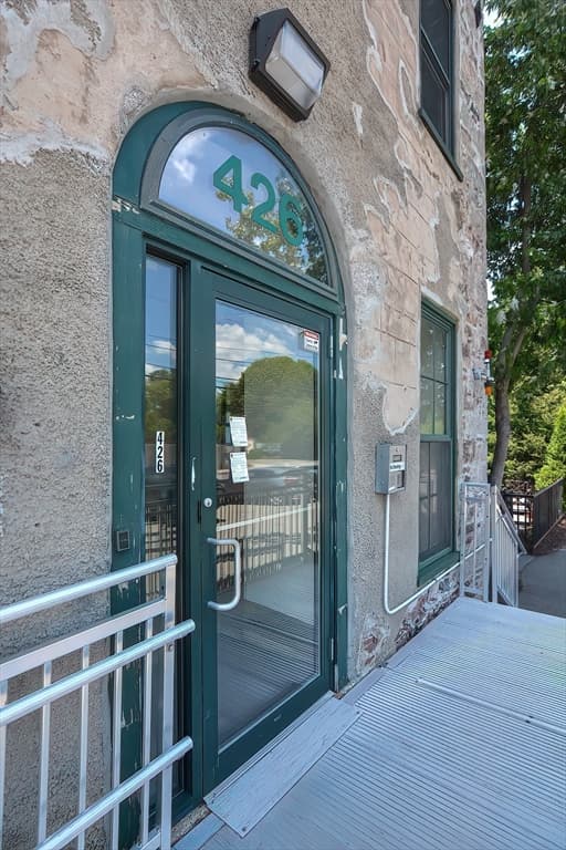 426 Mount Hope St #404 photo 2