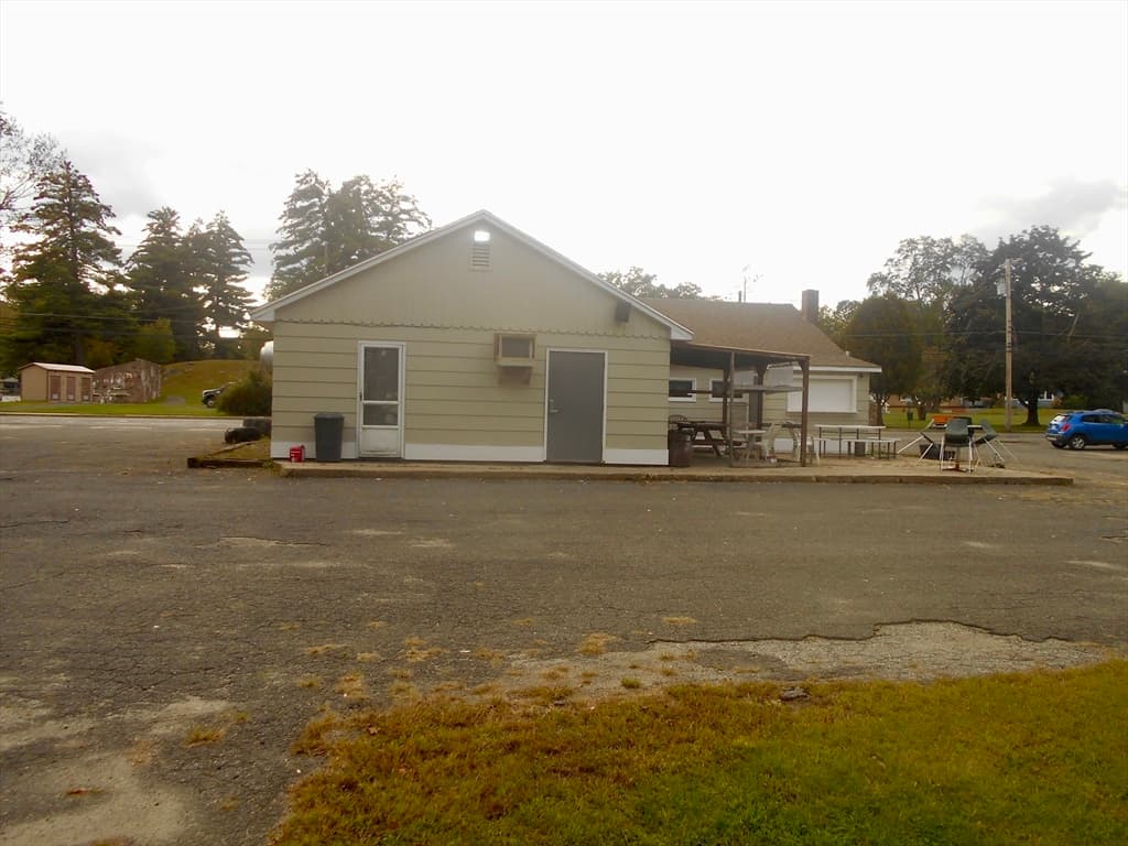 81 E River St photo 3