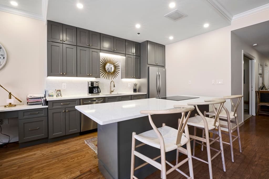 234 Causeway St #802 photo 2