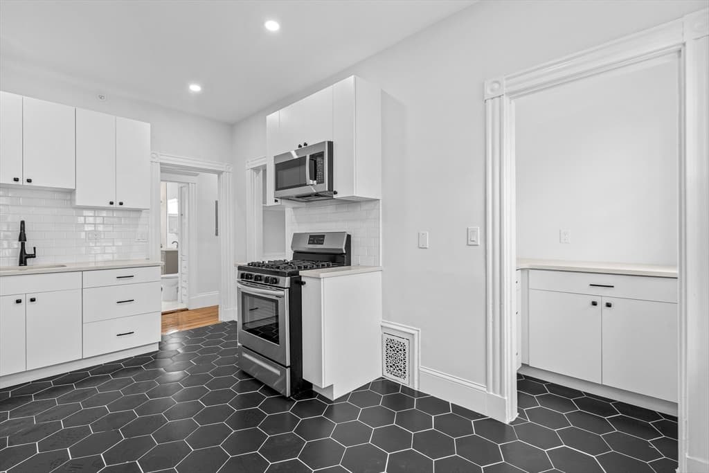 33-35 Ridgemont St. photo 4