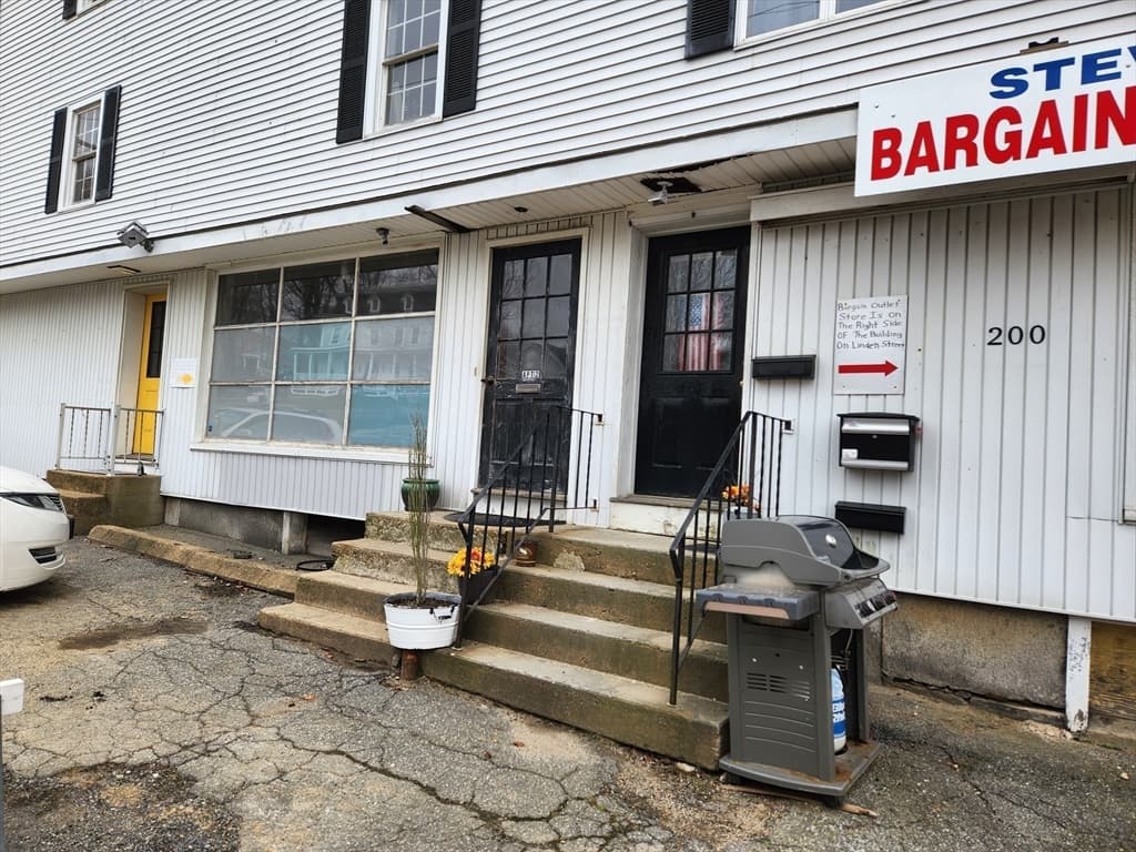 200 Main St