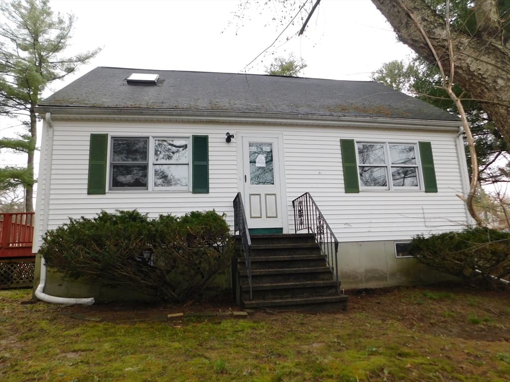 126 Hubbard Rd photo 3