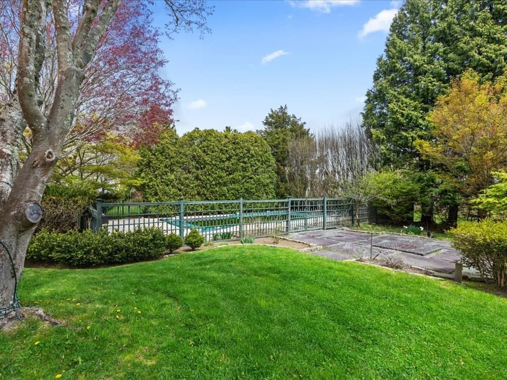 288 Russells Mills photo 3