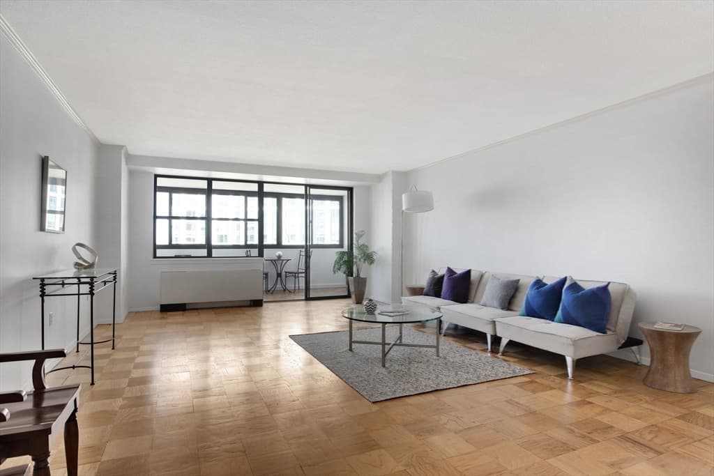 9 Hawthorne Pl #16D photo 2