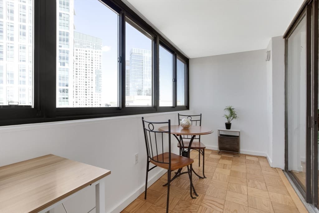 9 Hawthorne Pl #16D photo 3