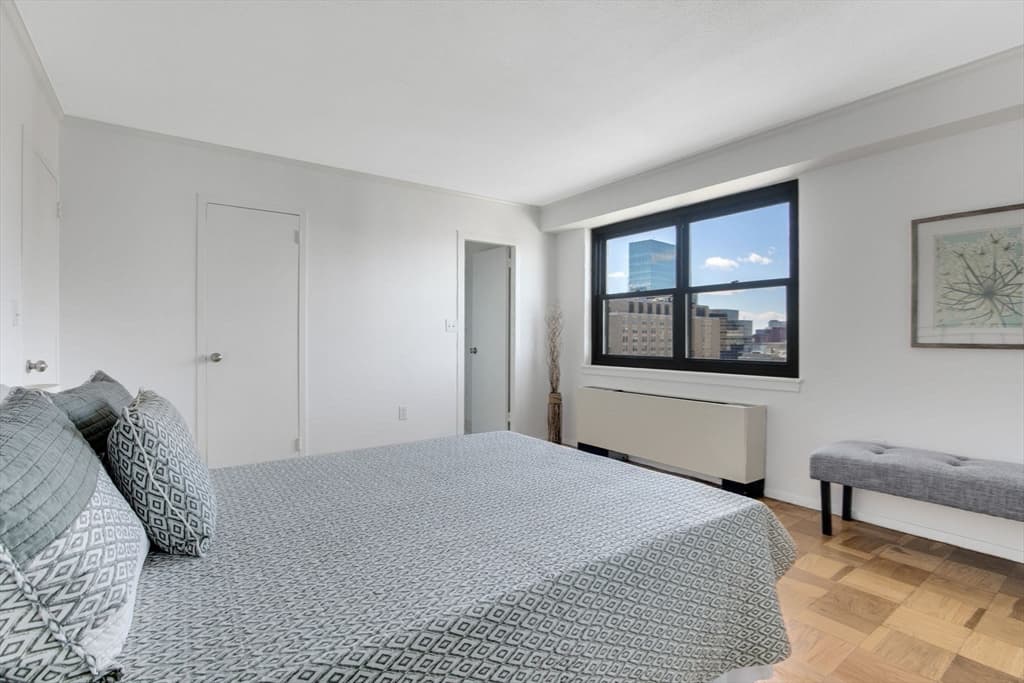 9 Hawthorne Pl #16D photo 5