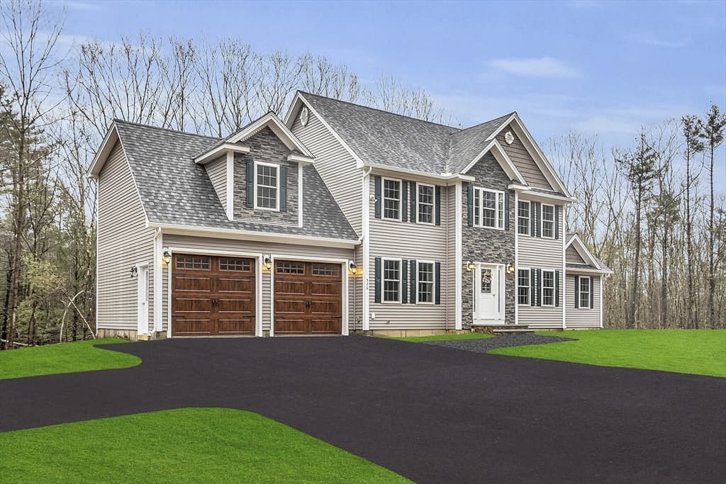 526 Hubbardston Rd photo 2
