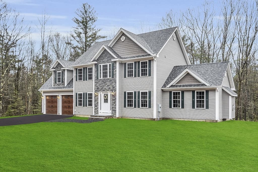 526 Hubbardston Rd photo 3