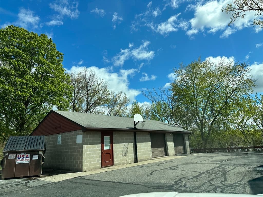 1721 Riverdale Garage photo 2