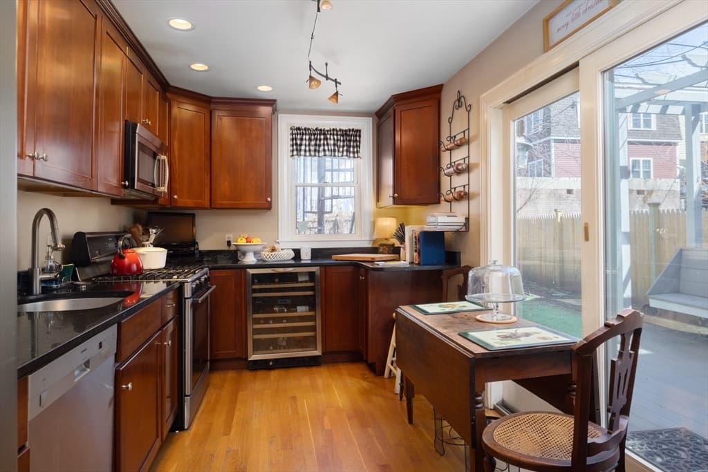664 E Fifth Street photo 2