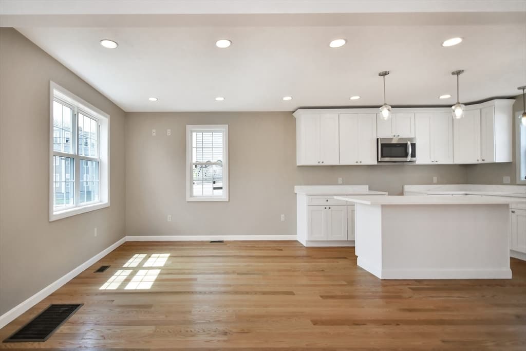 207 Green St photo 5