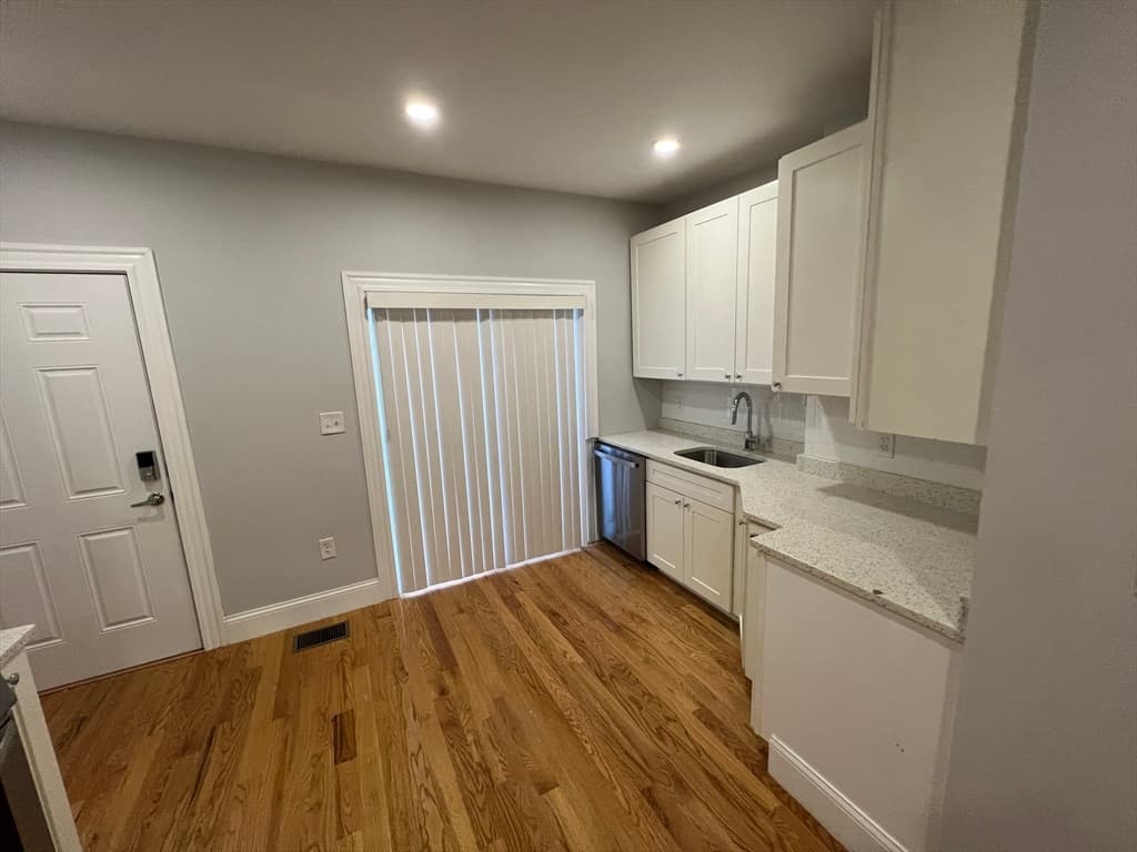 374 Oxford St #2 photo 3