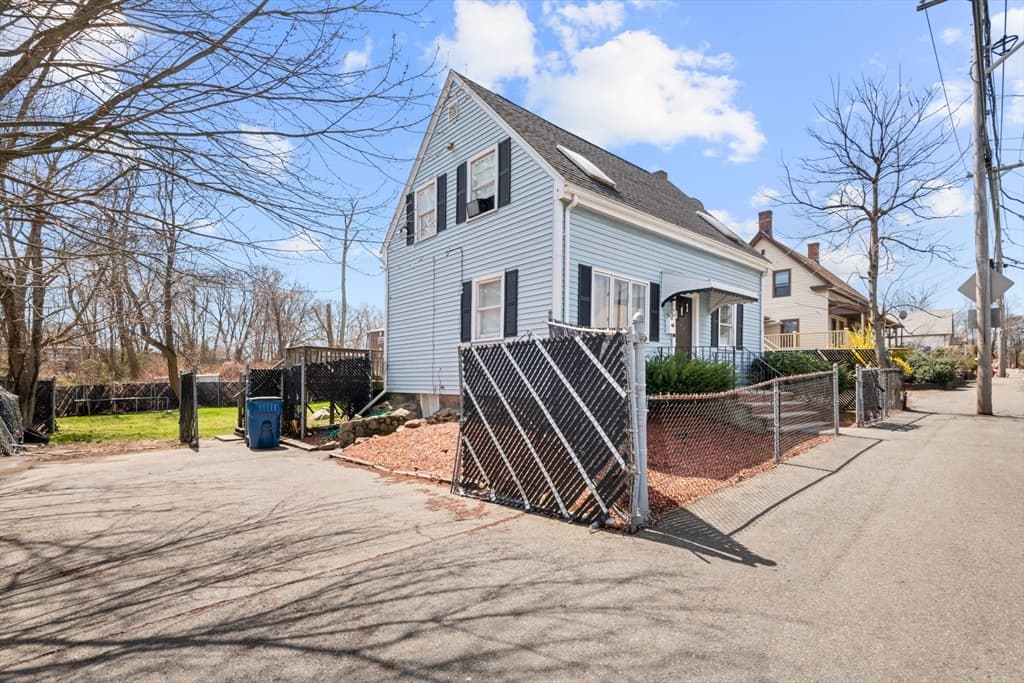 108 Warren St photo 3