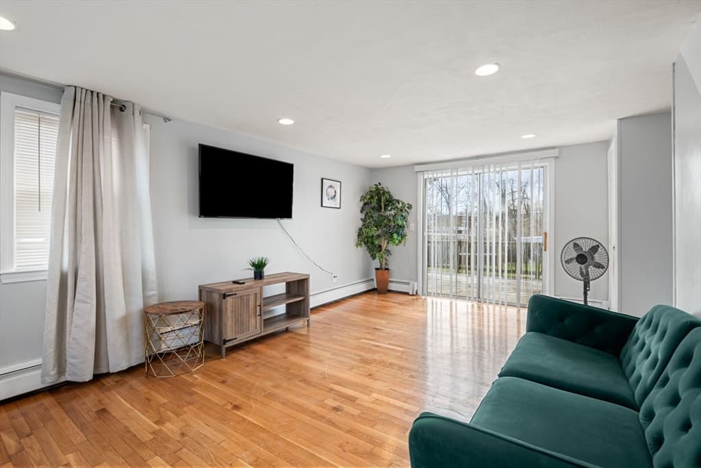 108 Warren St photo 4