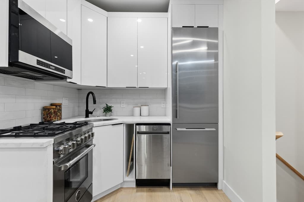 166 Salem St #1 photo 3