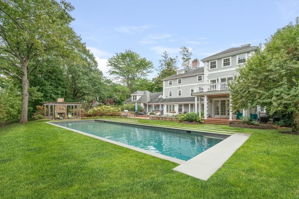 577 Bridge Street photo 2
