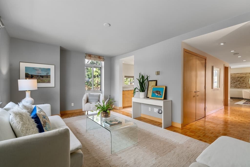 22 Bradbury Street #22C