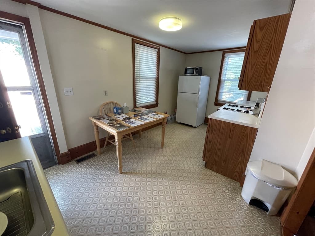 34 Cottage St photo 4
