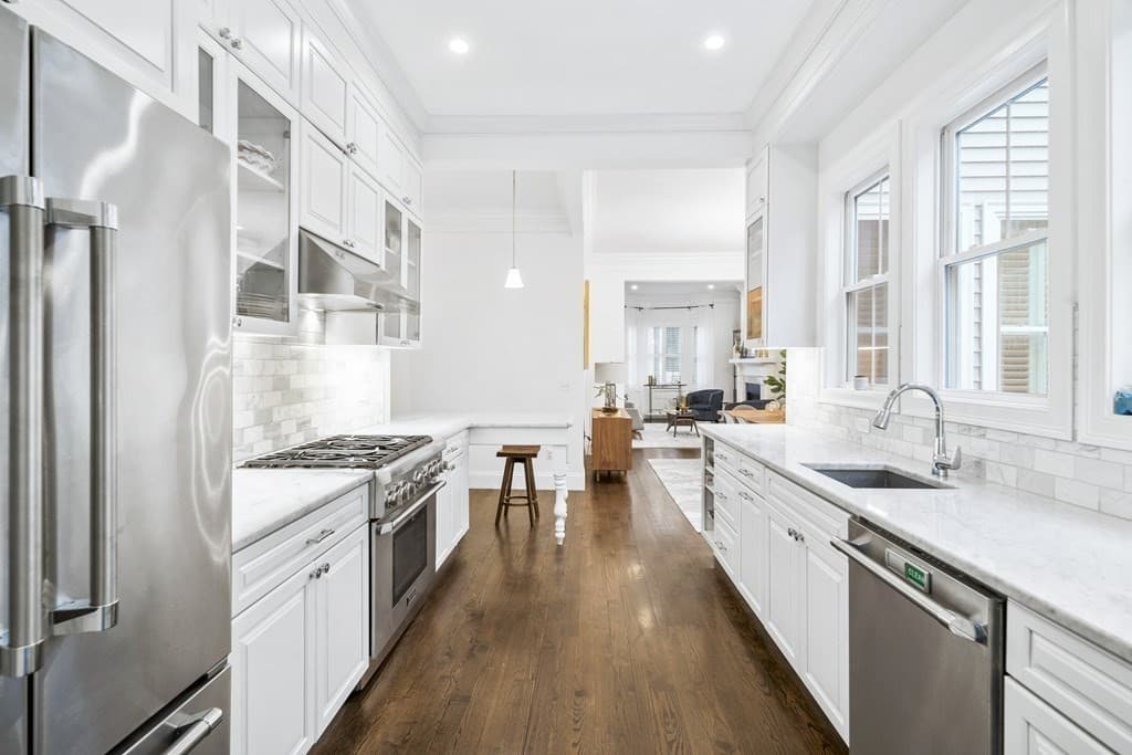 437 W 4th St