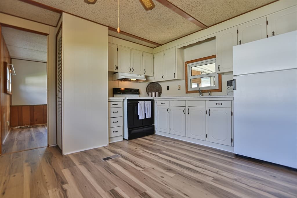 21 Rebecca Ave photo 2