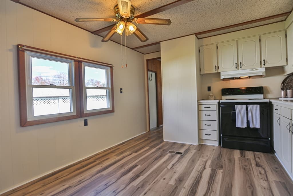 21 Rebecca Ave photo 3