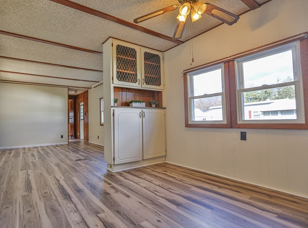 21 Rebecca Ave photo 4