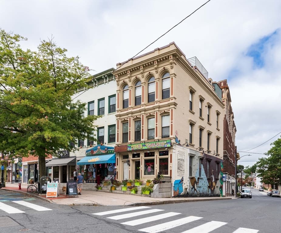 135 Main St photo 2