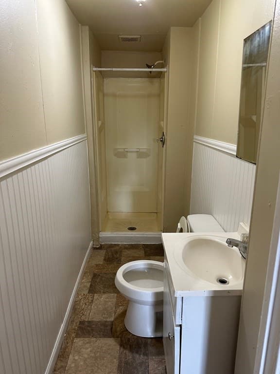 107 Ames St photo 5