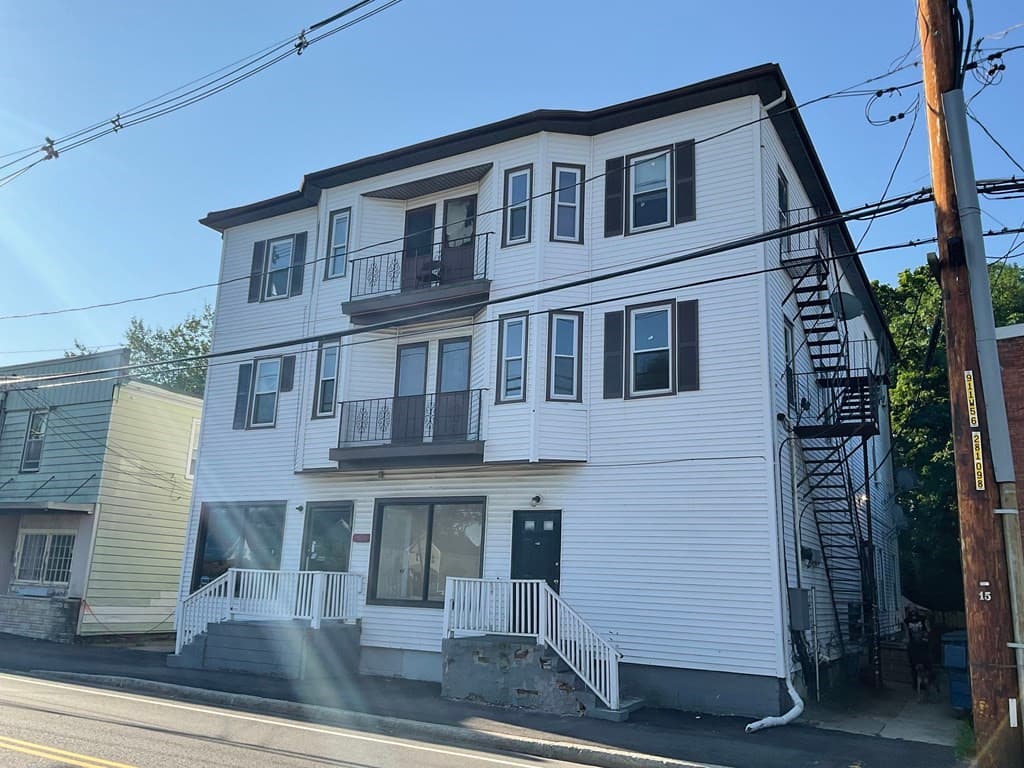 107 Ames St photo 2