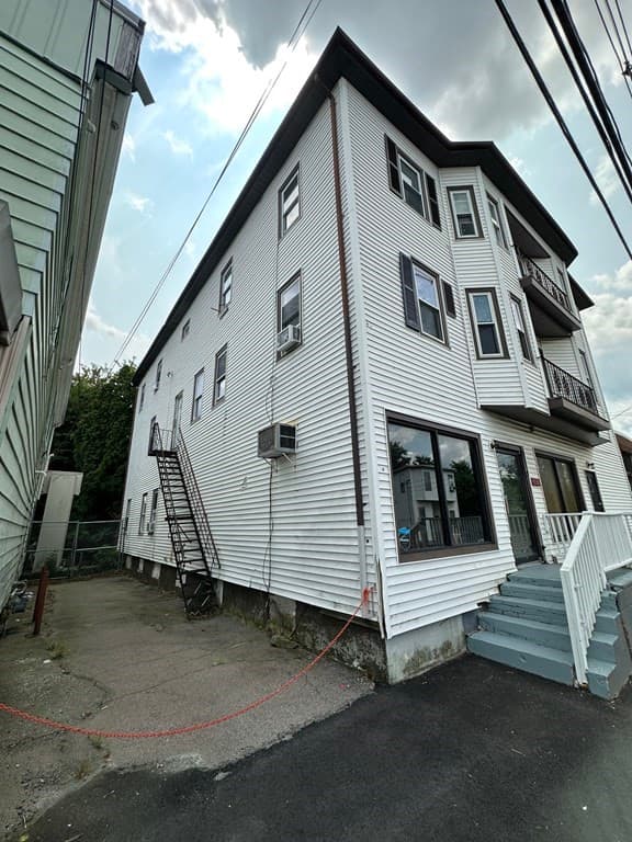107 Ames St photo 5