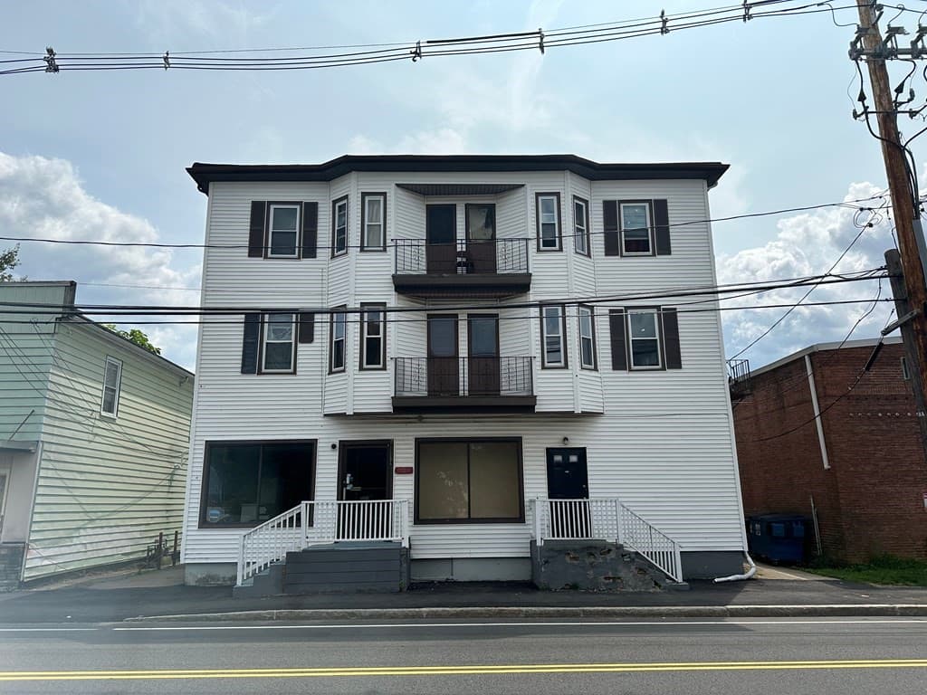 107 Ames St photo 4